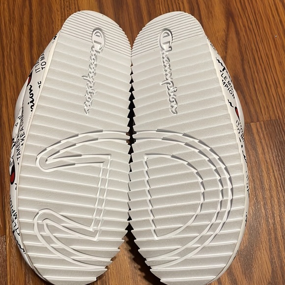 Women’s champion slippers size 5 men’s or size 7 women’s - Picture 4 of 5